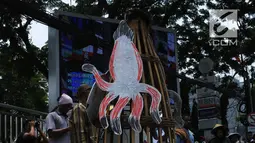 Massa KIARA membawa perangkap ikan saat aksi unjuk rasa di depan Gedung Kementerian Kelautan dan Perikanan, Jakarta, Rabu (17/10). Aksi tersebut menuntut tidak ada lagi perampasan ruang hidup masyarakat pesisir Indonesia. (Merdeka.com/Imam Buhori)