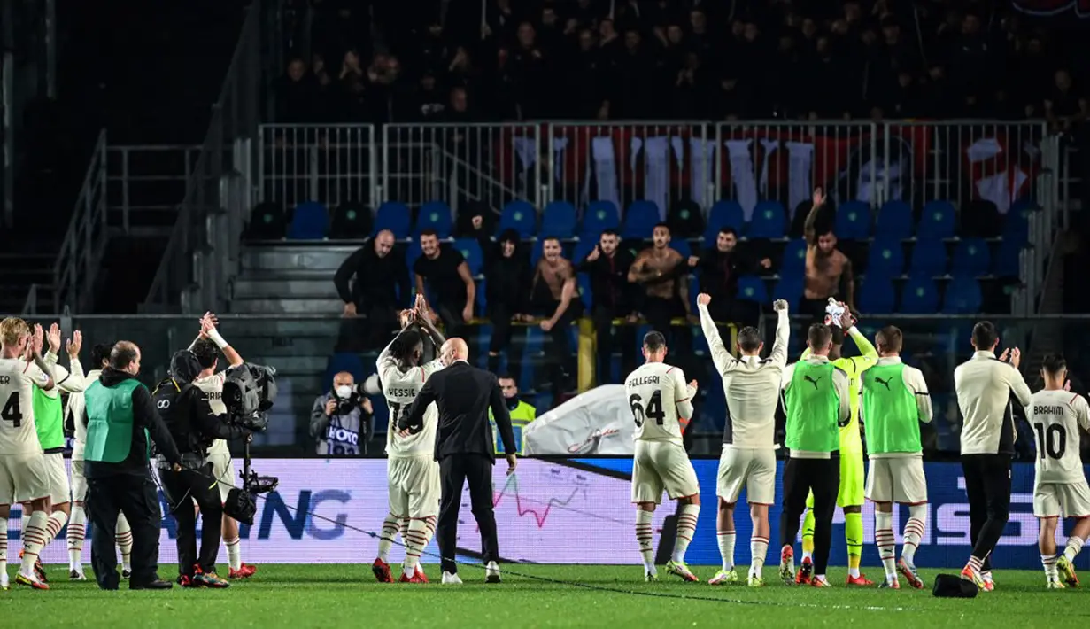 Para pemain AC Milan merayakan kemenangan 3-2 atas Atalanta usai pertandingan Liga Italia Serie A di Stadion Gewiss, Bergamo, Italia, 3 Oktober 2021. AC Milan membawa pulang tiga poin dari kandang Atalanta. (MIGUEL MEDINA/AFP)
