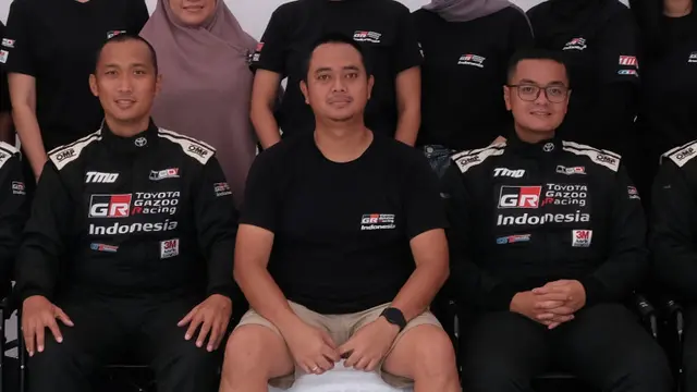Dimitri Fitra Ditama (tengah) Direktur Toyota Gazoo Racing Indonesia (TGRI)