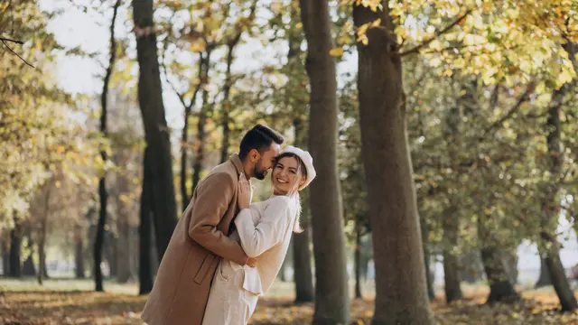 Salah satu ciri utama pria yang menyukaimu adalah keberaniannya untuk berkomunikasi secara terbuka dan jujur.