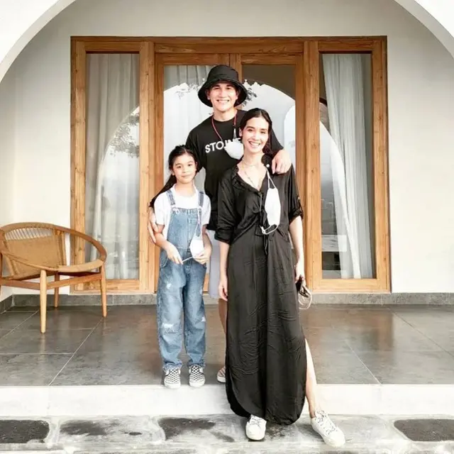 Vino G Bastian mengunggah foto bersama Marsha Timothy dan putrinya, Jizzy (https://www.instagram.com/p/CQnP_BuHNoW/)