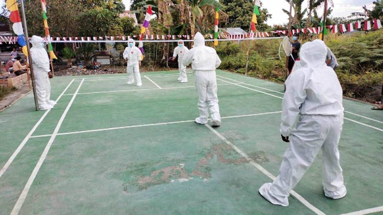 Warga Pekanbaru mengadakan lomba kemerdekaan bulu tangkis memakai APD sebagai dukungan kepada tenaga kesehatan.