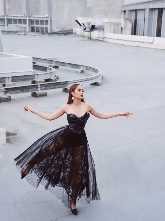 6 Pesona Cinta Laura dalam Pemotretan Bertema Black Swan, Memukau