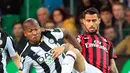 Gelandang AC Milan, Suso berebut bola dengan bek Udinese, Santos Samir saat bertanding di Liga Italia di stadion Friuli Dacia Arena, Italia (4/11). Milan menang dramatis 1-0 berkat gol tunggal Alessio Romagnoli jelang akhir laga. (AP Photo/Sefano Lancia)