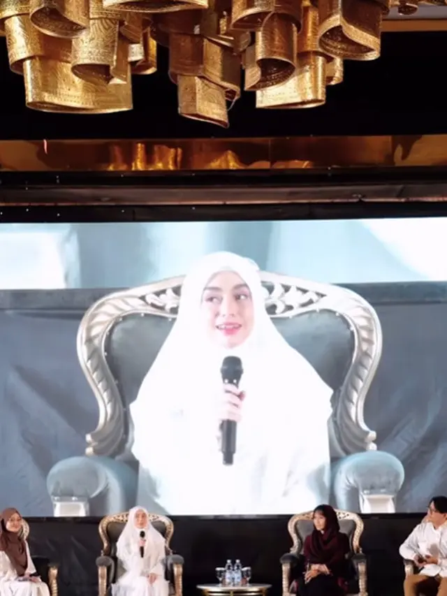 8 Potret Celine Evangelista Pakai Gamis Putih saat Jadi Bintang Tamu di Kajian Bali Muslim Festival, Angggun dan Memukau