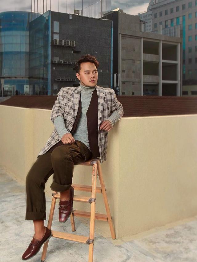 7 Potret Danang D'Academy di Luar Panggung, Tampil Kasual dan Stylish