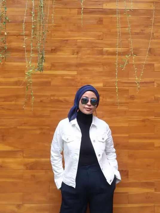 Coba lihat, gaya Tantri dengan hijabnya juga hits banget. Kali  ini Tantri mengenakan jaket denimnya dan kacamata hitam yang pastinya membuatnya semakin keren. (Instagram/tantrisyalindri)
