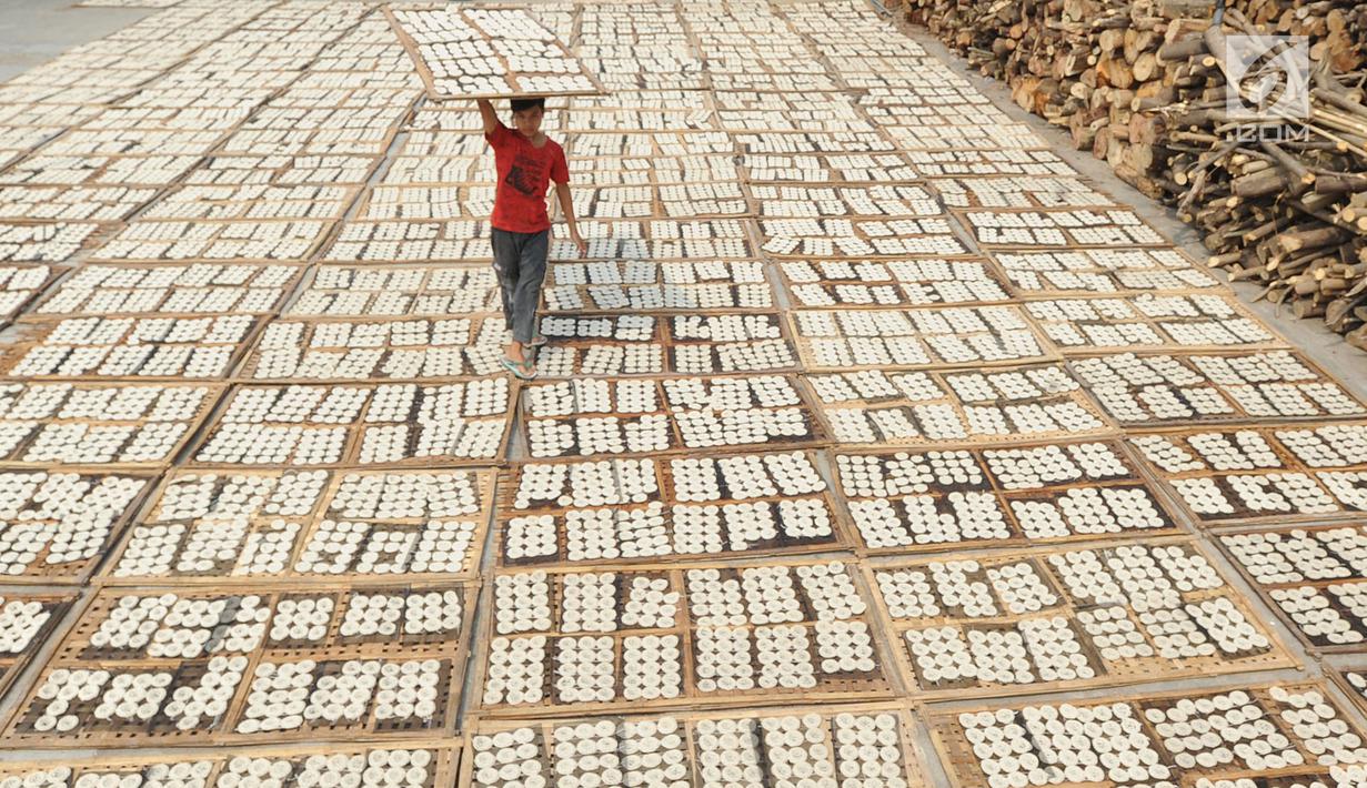 Pekerja mengeringkan kerupuk kaleng di industri UMKM Nineung di Pamulang, Tangsel, Banten, Jumat (21/6/2019). Kenaikan harga tepung tapioka yang mencapai lebih dari seratus persen semenjak beberapa bulan terakhir menyebabkan produsen kerupuk mengurangi kualitas kerupuk. (merdeka.com/Arie Basuki)