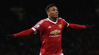 Selebrasi Anthony Martial setelah mencetak gol kedua Manchester United ke gawang Stoke City dalam lanjutan Liga Inggris di Stadion Old Trafford, Manchester, Rabu (3/2/2016) dini hari WIB. (AFP/Paul Ellis)