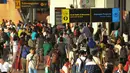 Suasana bandara Soekarno Hatta, Cengkareng, Rabu (24/12). Akibat libur Natal dan Tahun Baru aktivitas beberapa penerbangan di bandara Soetta mengalami penundaan jadwal keberangkatan. (Liputan6.com/Faisal R Syam)