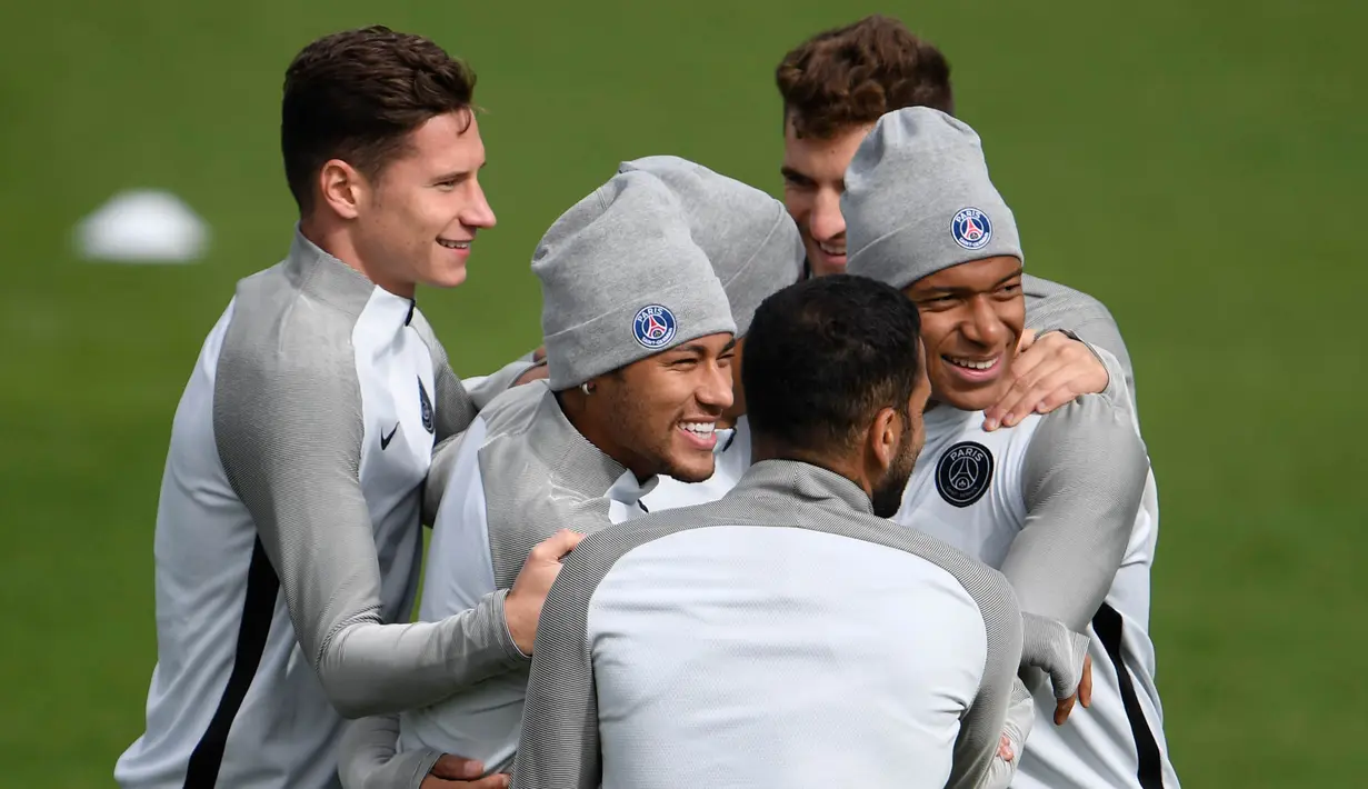 Pemain Paris Saint-Germain, Julian Draxler, Neymar Jr dan Kylian Mbappe, saat mengikuti latihan jelang laga Liga Champions di Paris, Senin (11/9/2017). Paris Saint-Germain akan berhadapan dengan Celtic. (AFP/Christophe Simon)
