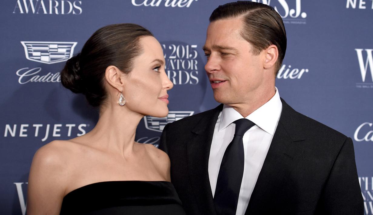 Tatapan mesra Angelina Jolie dan Brad Pitt pada acara Magazine 2015 Innovator Awards di 2015 in New York City, 4 November 2015. Ini akan menjadi perceraian ketiga bagi Angelina  Jolie dan yang kedua bagi Brad Pitt. (AFP PHOTO)