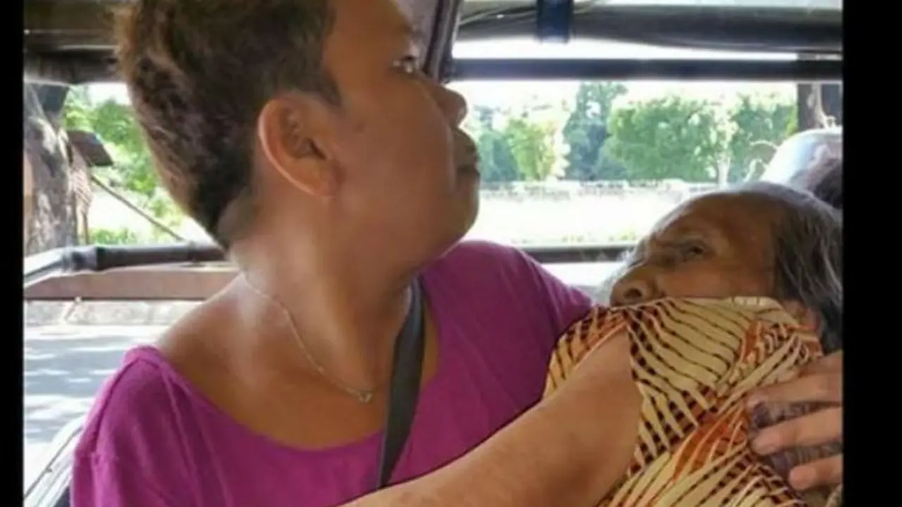 [Bintang] Cerita Haru di Balik Foto Wanita yang Menggendong Ibunya di Dalam Angkot