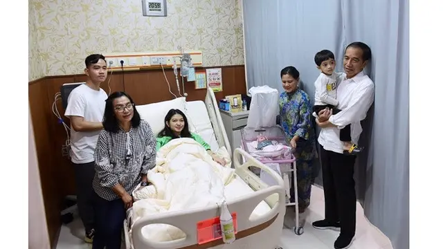 5 Foto La Lembah Manah, Adik Jan Ethes yang Bikin Gemas