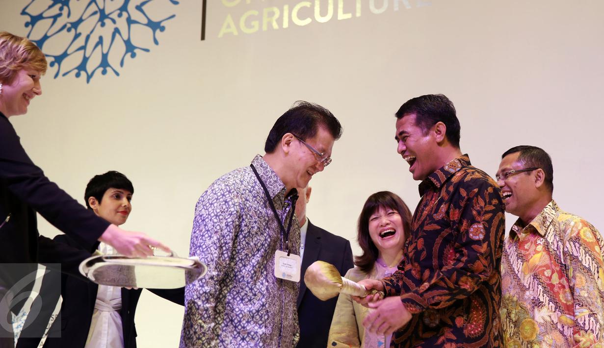 Menteri Pertanian RI, Amran Sulaiman (kanan) berbincang dengan Franky Widjaja Chairman & Chief Executive Officer Golden Agri Resources saat pembukaan Responsible Business Forum on Food And Agriculutre di Jakarta, Senin (25/4). (Liputan6.com/Faizal Fanani)