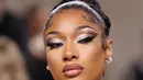 <p>Riasan Meghan Thee Stallion dibuat penuh ketelitian untuk menyeimbangi dress emas Moschino-nya. Riasan dan rambutnya dibuat sama seperti craftmanship pada pakaian. (Foto: Instagram @gigihadid)</p>