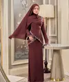 Fuji tampil memukau dalam balutan baju kurung dengan detail slim fit yang mempertegas siluet tubuh dengan anggun. Padukan dengan hijab pashmina warna senada untuk menciptakan tampilan clean dan elegan. [@hijabista.hub].