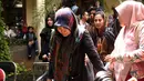Ekspresi kesedihan di wajah Uce Sriasih istri Didi Widiatmoko alias Didi petet saat berjalan didampingi keluarganya di rumah duka di kawasan Ciputat, Tangsel, Jumat (15/5/2015). Didi Petet meninggal di usia 58 tahun. (Liputan6.com/Helmi Afandi)
