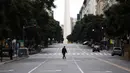 Seorang pria berjalan di sebuah jalan raya di Buenos Aires, Argentina, Minggu (12/7/2020). Kasus infeksi COVID-19 di seluruh Argentina mencapai 100.166 setelah 2.657 kasus baru dilaporkan dalam 24 jam. (Xinhua/Martin Zabala)