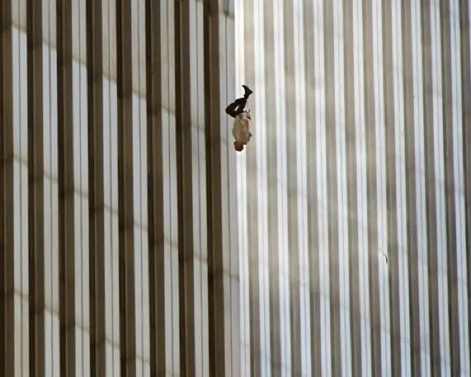 Pria terjun dari menara WTC. Source: documentingreality.com