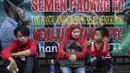 Pendukung Semen Padang tidak hanya datang dari Jakarta dan Padang tapi juga dari daerah lain untuk mendukung Semen Padang melawan Mitra Kukar di final Piala Jenderal Sudirman di SUGBK, Jakarta, Minggu (24/1/2016). (Bola.com/Vitalis Yogi Trisna)