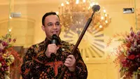 Anies Baswedan mengangat Tongkat Kiai Cokro yang merupakan pusaka Pangeran Diponegoro. (dok. Instagram @aniesbaswedan/https://www.instagram.com/p/BKUNIcSjbAG/)