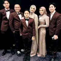 Lihat di sini gaya Santyka Fauziah, kekasih Sule berparas Arab saat hadiri acara pernikahan Rizky Febian &amp; Mahalini. [@santykafauziah]