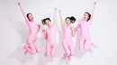 Girlband Sixbomb dihujat publik gara-gara MV Wait 10 Years Baby. Di MV itu, mereka mengenakan jumpsuit warna pink yang terlalu ketat. (Foto: koreaboo.com)