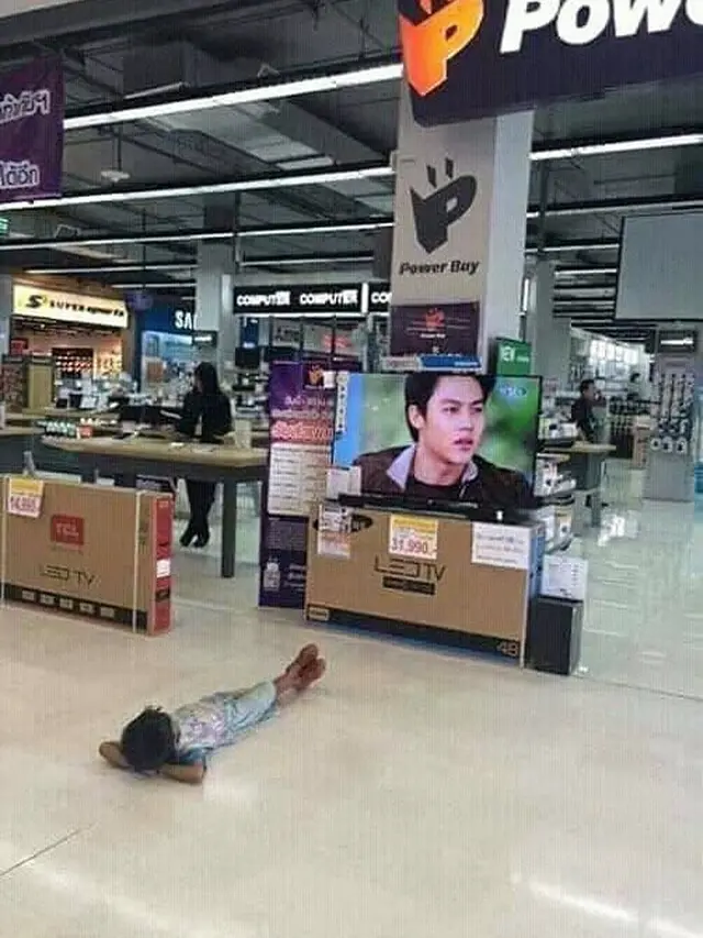 6 Aksi Absurd Bocah Ini Hanya Ditemukan di Indonesia, Orang Tua Harap Bersabar