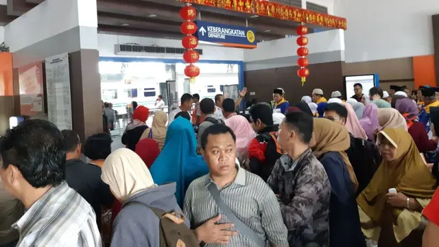 Penumpang kereta api hendak masuk ke ruang reservasi Stasiun Besar Purwokerto. (Foto: Liputan6.com/KAI Daop 5/Muhamad Ridlo)