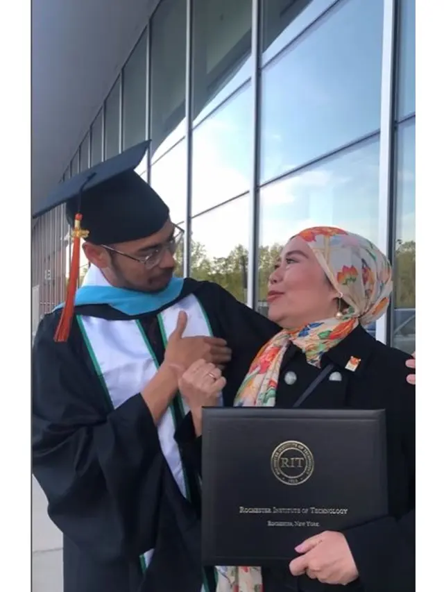 Genap 62 Tahun, Ini 6 Momen Dewi Yull Dapat Kado Membanggakan dari Anak di Amerika