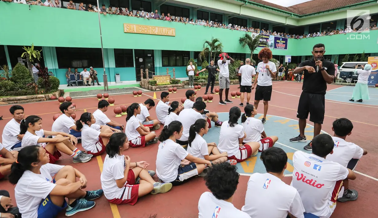 Pelatih memberi arahan pada program coaching clinic dan NBA Cares yang digelar Jr. NBA Indonesia di SMAN 82 Jakarta, Kamis (28/9). Jr. NBA Indonesia yang diluncurkan sejak tahun 2014, telah menjangkau lebih dari 16,5 juta anak laki-laki dan perempuan di tanah air. (Liputan6.com/Fery Pradolo)