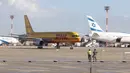 Pesawat milik perusahaan jasa pengiriman barang internasional DHL yang membawa gelombang pertama vaksin COVID-19 Pfizer mendarat di Bandara Internasional Ben Gurion, Tel Aviv, Israel, 9 Desember 2020. Israel memesan sekitar 8 juta vaksin Pfizer. (Xinhua/JINI/Marc Israel Sellem)