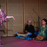 Menggandeng Ary Kirana pertunjukan teater dari Kelompok Sandiwara Miss Tjitjih sukses digelar. Para penikmat seni terhibur dengan pementasan teater berbalut komedi bertajuk Kuntilanak Mangga Dua pada Sabtu (3/6/2023). [Foto: Dok. Galeri Indonesia Kaya/Fimela.com]
