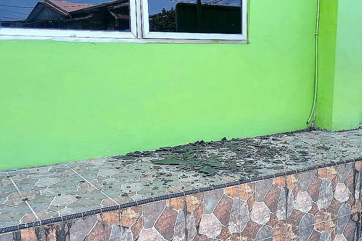 Kaca jendela Kantor MPU Simeulue cerah akibat gempa (Sumber: BPBD Simeulue)