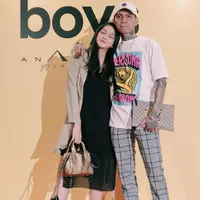 Momen Romantis Young Lex dan Sang Istri (Sumber: Instagram//eriskanakesya//young_lex18)