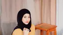 Perempuan kelahiran 2002 ini memang sangat pintar memadu padankan warna pakaian dengan hijab yang ia pakai. Hijab hitam terlihat pas denga pakaian Ansellma Putri yang berwarna kuning jeruk. Dengan perpaduan 
yang pas, Ansell semakin terlihat memesona.(Liputan6.com/IG/@ansellmaputri)