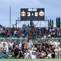 Para pemain dan ofisial Bhayangkara FC berfoto di hadapan papan skor Stadion Sumpah Pemuda, Bandar Lampung, Lampung, Minggu (5/4/2026). (Dok. Bhayangkara FC)