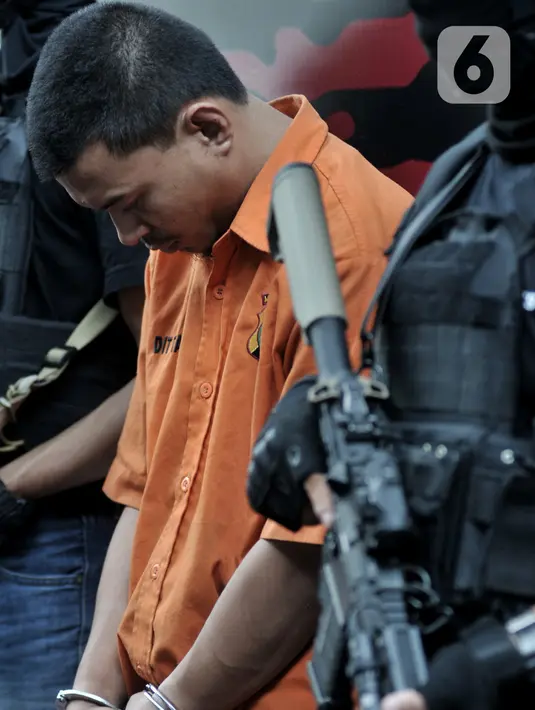 Tersangka saat dihadirkan dalam rilis kasus narkoba di Gedung Ditresnarkoba, Polda Metro Jaya, Jakarta, Senin (20/1/2020). Dalam kasus ini polisi mengamankan barang bukti sabu seberat 2 kilogram dan menangkap dua pelaku, satu di antaranya tewas akibat melawan saat diringkus. (merdeka.com/Iqbal S. Nu