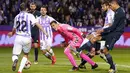 Proses gol dari Raphael Varane pada laga lanjutan La Liga yang berlangsung di Stadion Nuevo Jose Zorrilla, Valladolid, Senin (11/3). Real Madrid menang 4-1 atas Valladolid. (AFP/Cesar Manso)