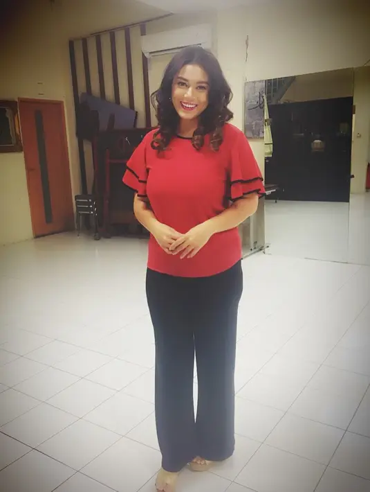 Meskipun tubuhnya tidak langsing, akan tetapi Thalita Latief tetap terlihat cantik. Senyumnya yang manis semakin membuat ia memesona. (Foto: instagram.com/thalitalatief)