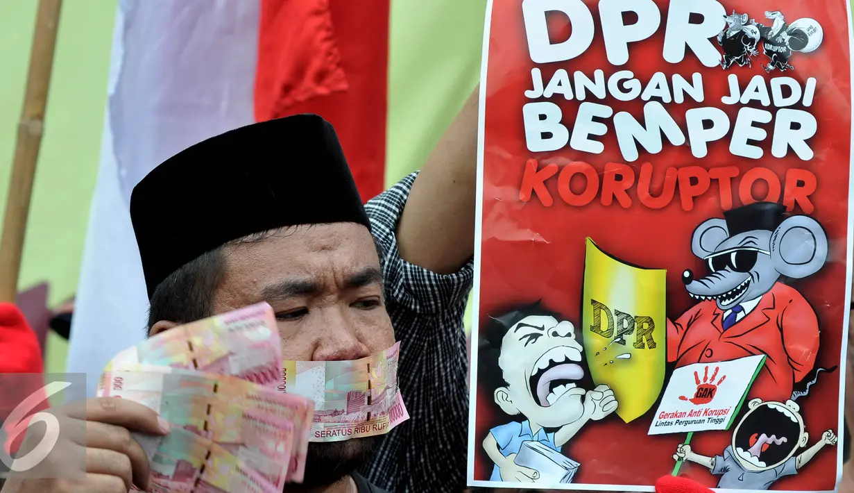 Massa yang saat menggelar aksi di depan gedung DPR, Jakarta, Selasa (12/8). Kasus pencatutan nama Presiden dan Wakil Presiden yang diduga dilakukan oleh Ketua DPR Setya Novanto segera dibawa ke proses hukum. (Liputan6.com/Johan Tallo)
