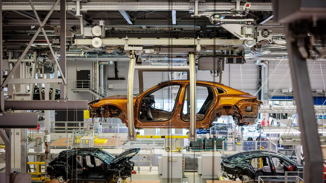 Panamera Turbo E-Hybrid Jadi Mobil ke-2 Juta yang Diproduksi Porsche di Pabrik Leipzig