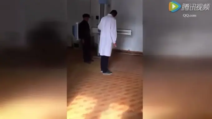 Waduh, Ada Dokter Periksa Pasien Sambil Merokok!