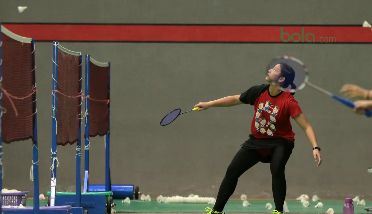 Aksi atlet putri saat berlatih di GOR PB Jaya Raya, Pd. Sawah Indah, Sawah Lama (23/3/2018). PB Jaya Raya tengah menyiapkan diri untuk kejuaraan Junior Grand Prix 3-8 April 2018. (Bola.com/Nick Hanoatubun)