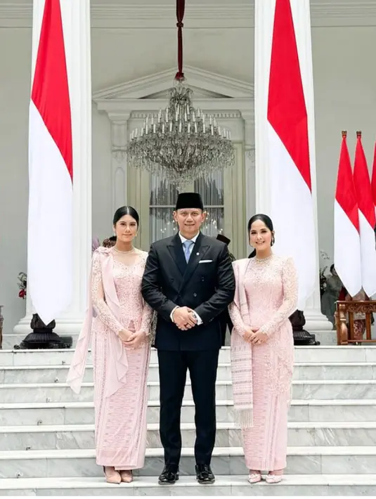 Jika sebelumnya, Annisa Pohan dan Almira tampil mengenakan kebaya biru saat pelantikan menteri periode sebelumnya. Kali ini keduanya tampil elegan dibalut kebaya warna pink. [@annisayudhoyono]