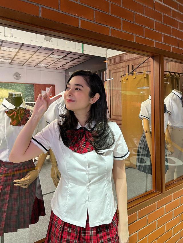 Sudah Kepala Tiga, Ini 7 Gaya Amanda Rigby Jadi Anak Sekolahan yang Menawan