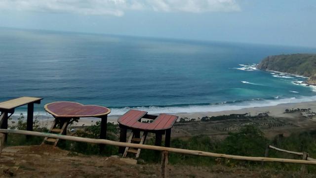 Melayang Menikmati Pantai Modangan di Malang yang Eksotis