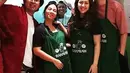 Masyarakat pun banyak yang merasa penasaran dan langsung untuk mencoba bakmi yang dijual Sherina dan Baskara di restoran barunya tersebut. Keduanya juga tampak terjun langsung melayani pengunjung. (Liputan6.com/IG/@baskaramahendra)
