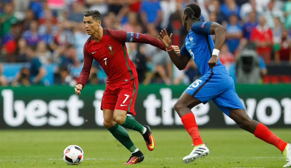 Cristiano Ronaldo (kiri) saat  laga final antara Portugal dan Prancis di Stade de France, Senin (11/7). Portugal keluar sebagai juara usai mengalahkan Prancis dengan skor 1-0. (REUTERS)